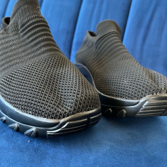 Black tennis shoes - Picture 2 of 4